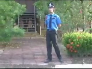 Сладурана сигурност офицер